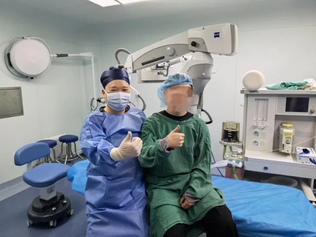Dual navigation and real-time OCT support precise implantation