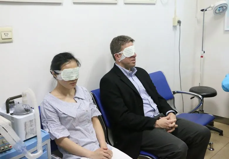 An expert representative experiencing the dry-eye SPA warm-compress process