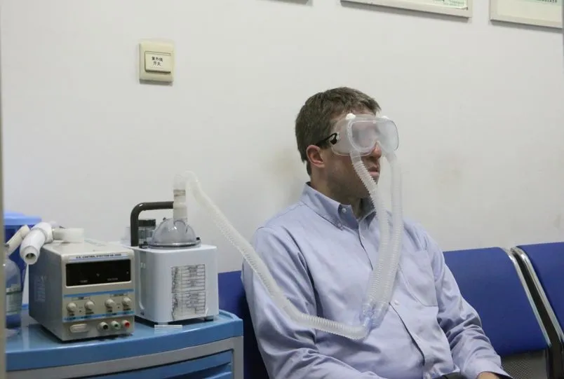 A U.S. expert experiencing dry-eye SPA atomization therapy