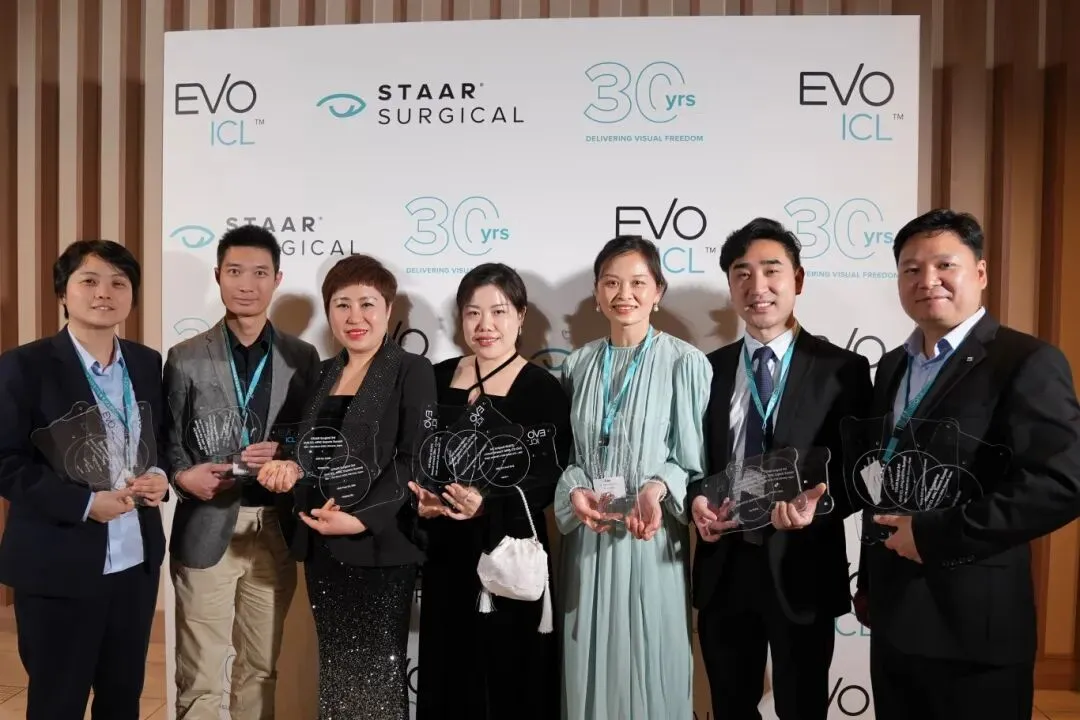 普瑞眼科专家团获奖合影，肖其瑞主任位于最右侧