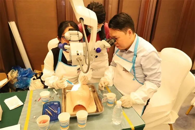 肖其瑞主任在 EVO ICL Wetlab 培训中进行实操带教